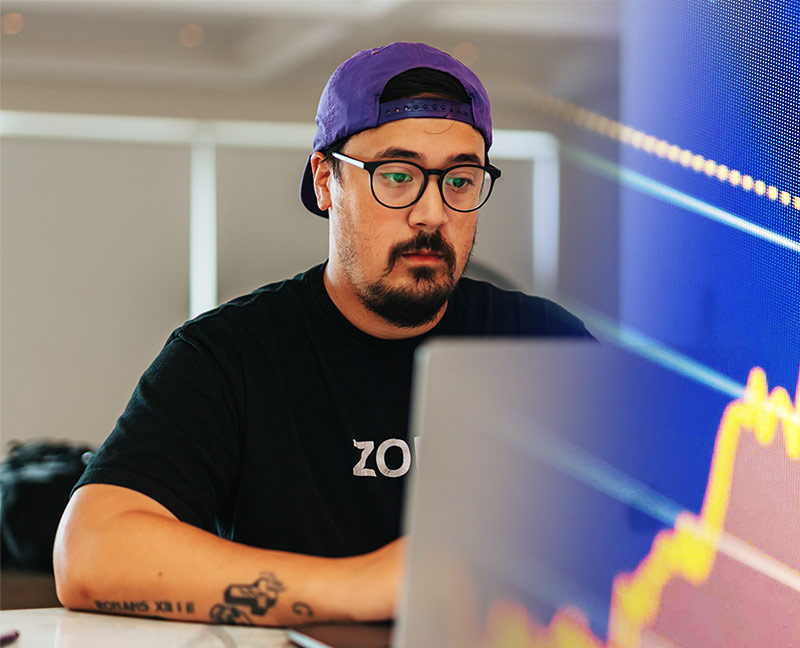 Investidor a experimentar conta demo Bolsa de Valores